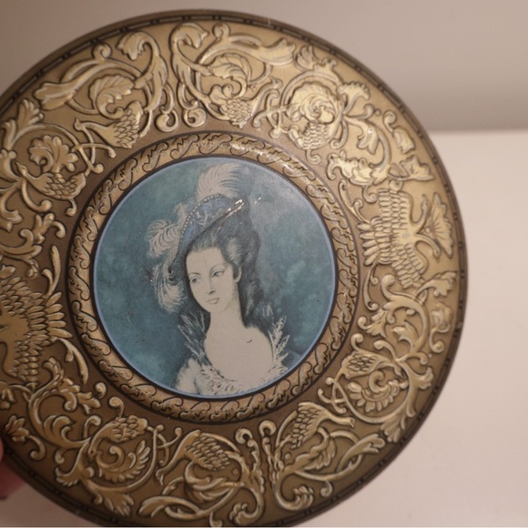 Vintage Ornate Gold and Blue Decorative tin - Picture 7 of 10